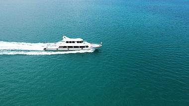 风景青海湖景区游船4K航拍视频的预览图