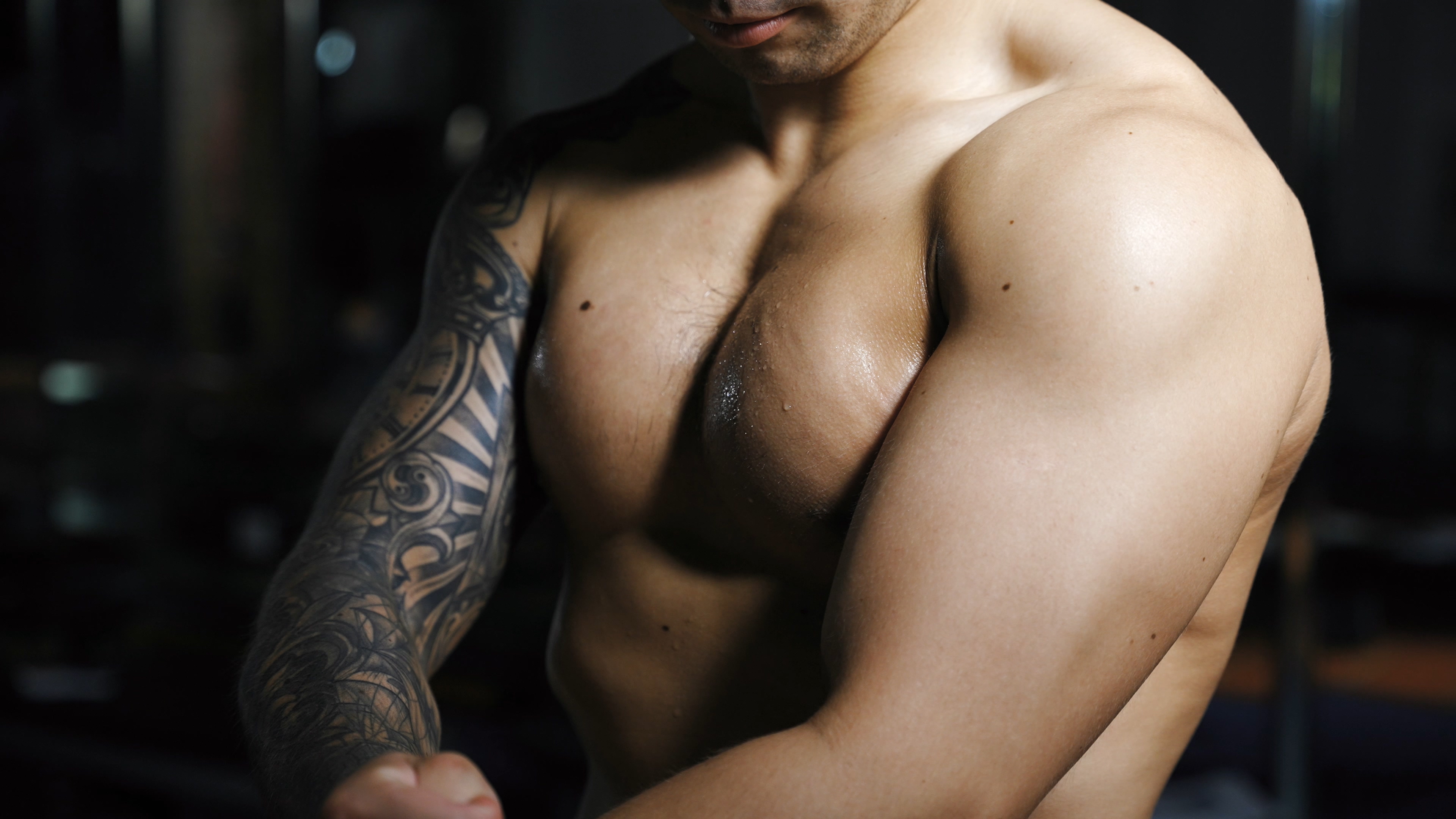 4K健硕肌肉男性胸肌线条展示健身运动视频的预览图