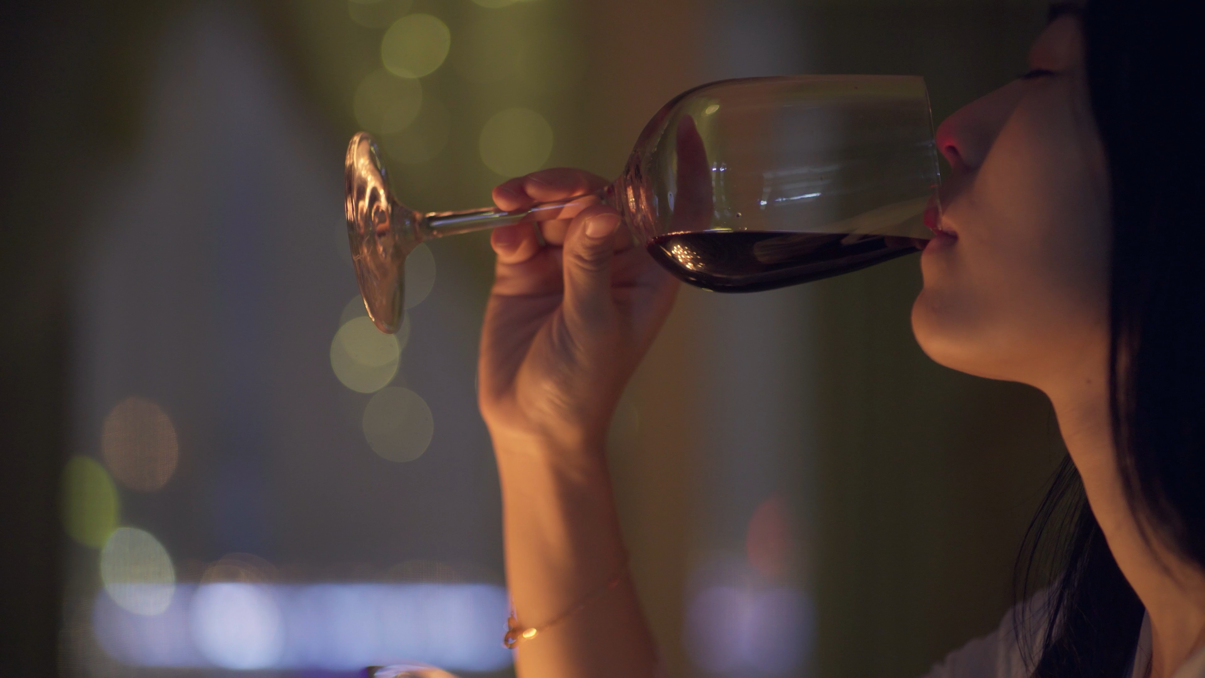4K实拍七夕节情人节孤独女性摇动杯中的红酒视频的预览图