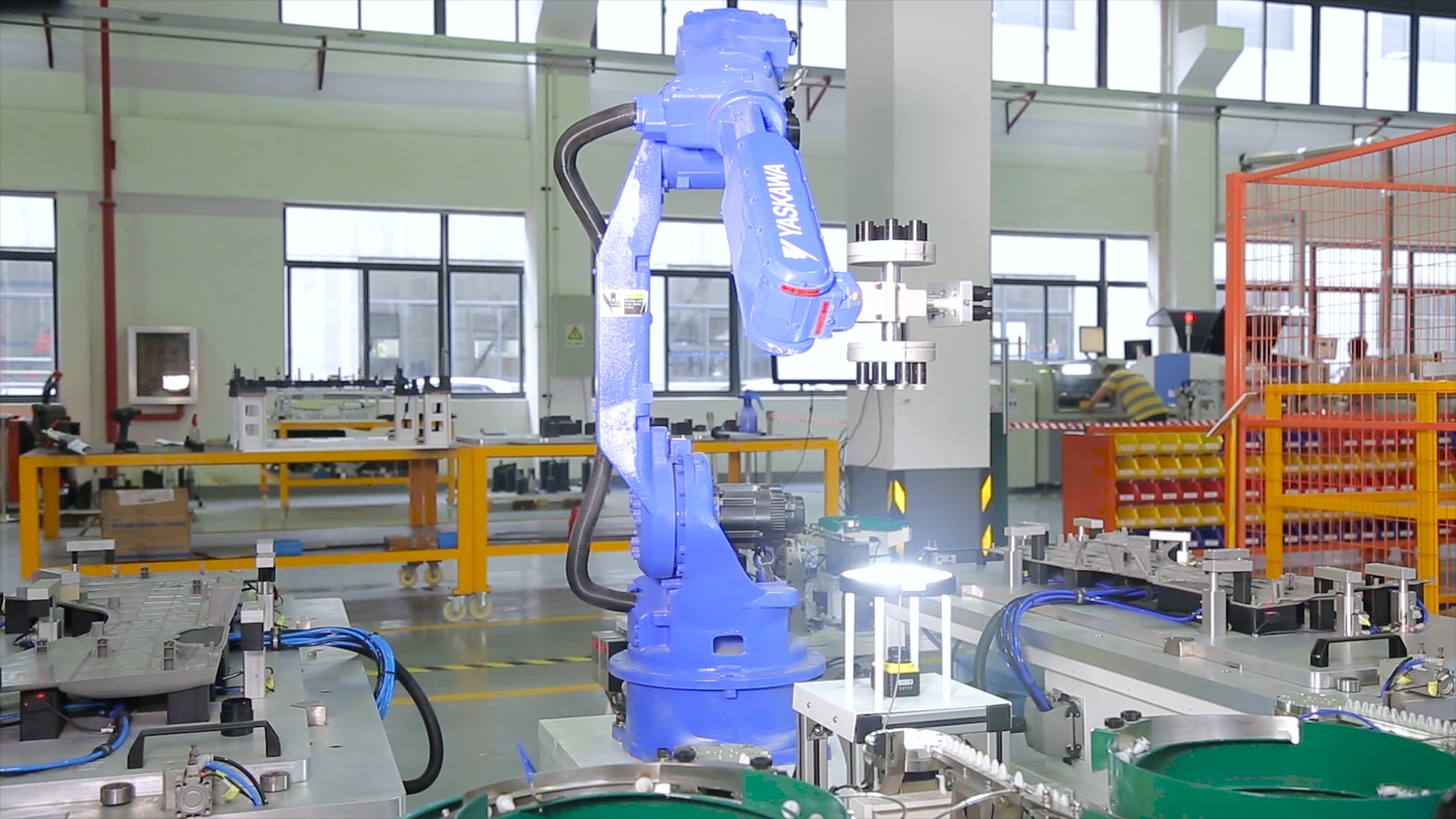 4K实拍工厂车间机器手臂检测工作自动化视频的预览图