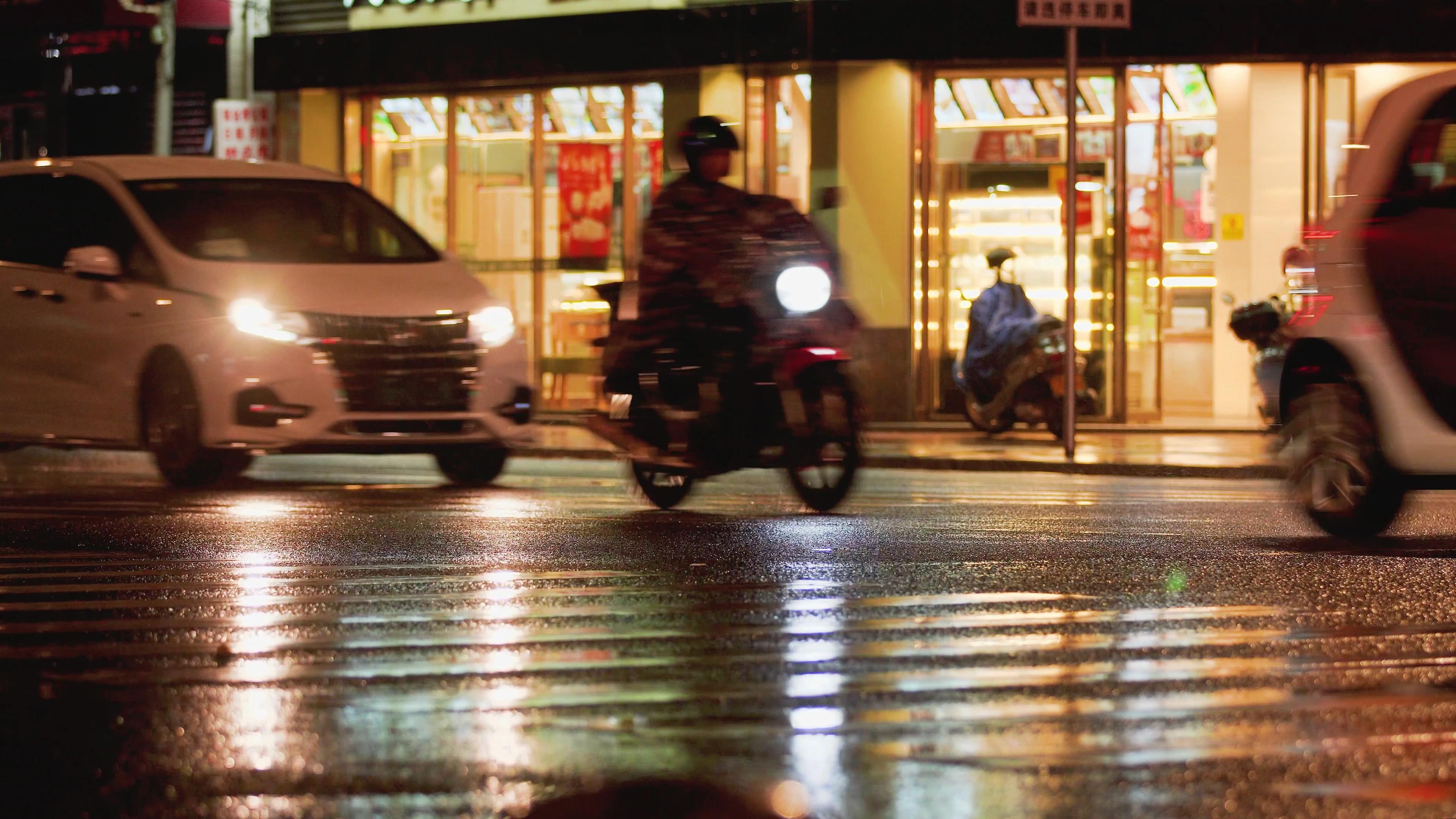4K雨天人行道上经过行人车辆意境空镜视频的预览图