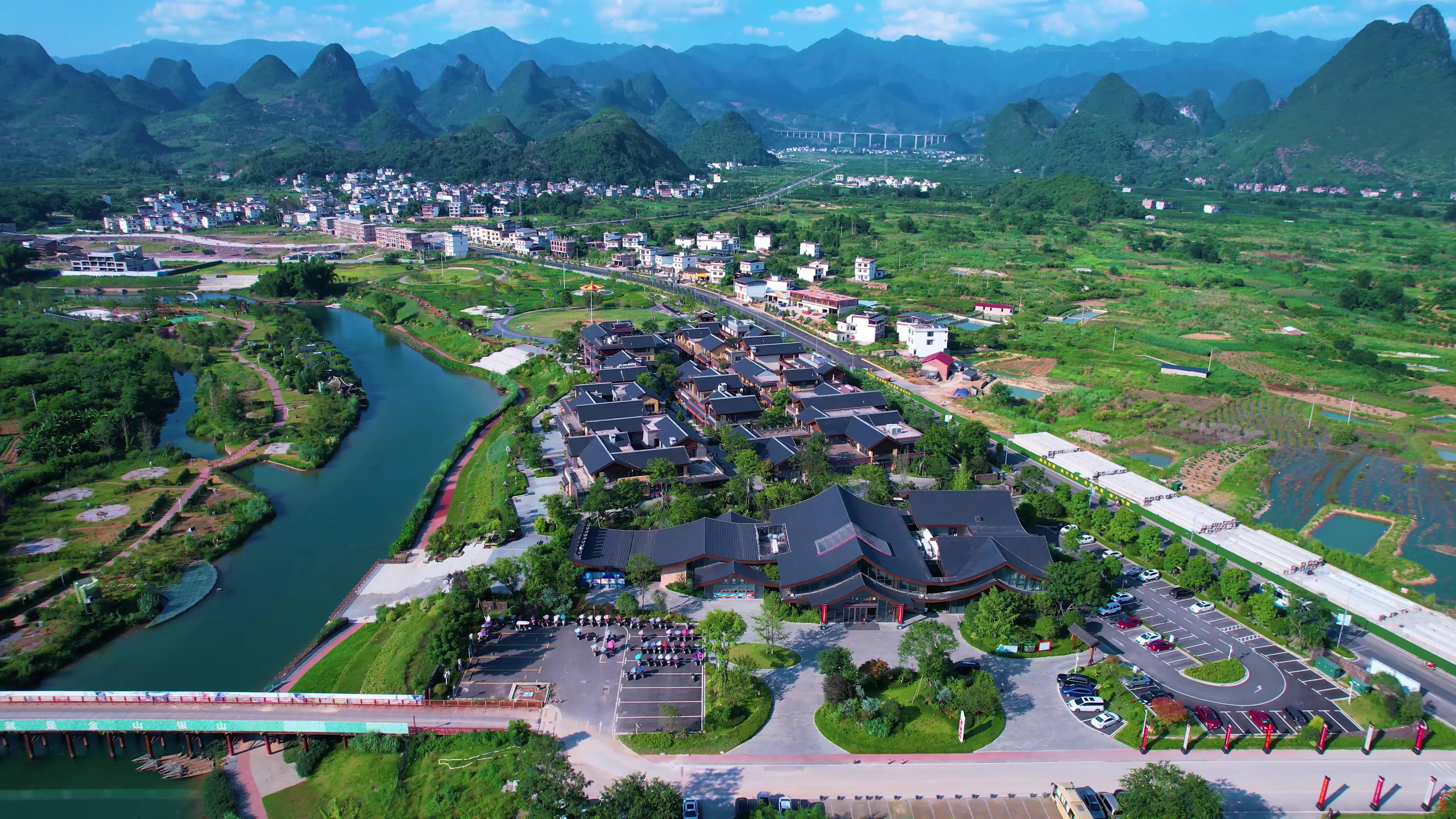 5.4k桂林三千漓中国山水人文度假区建筑航拍视频的预览图