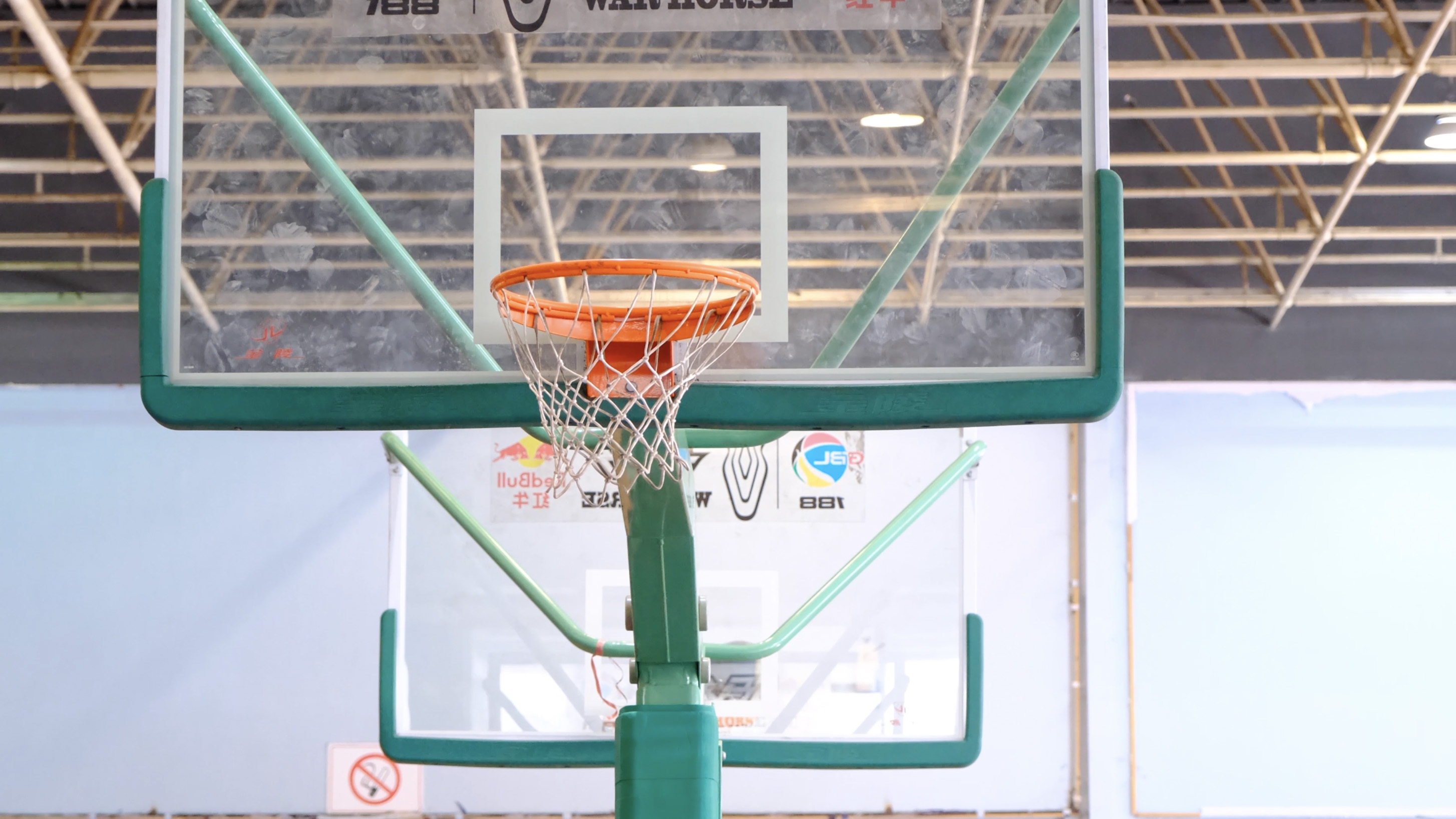 4k实拍室内篮球场升格投篮训练篮球框视频的预览图