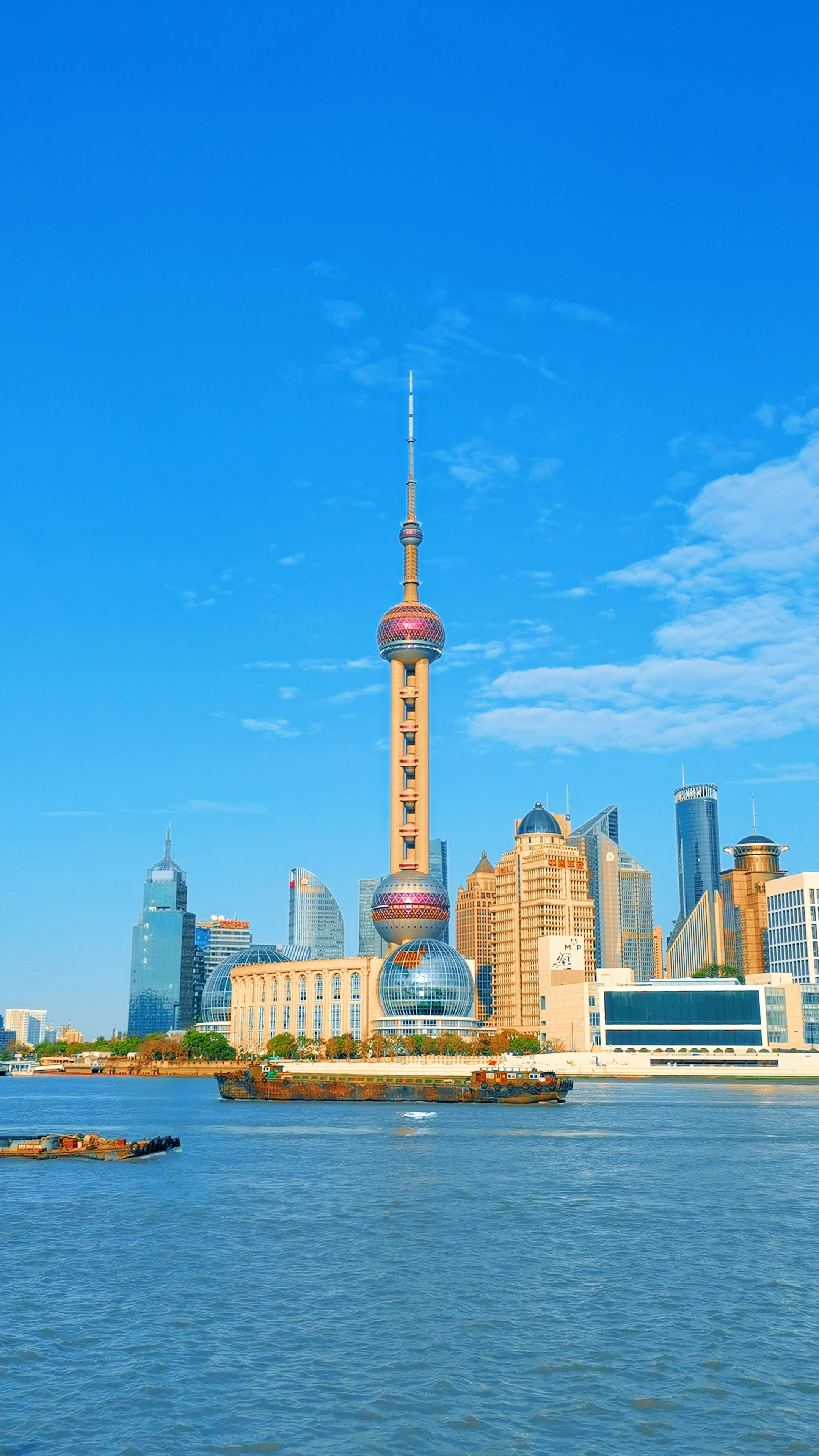 4K实拍竖版竖屏晴天下上海城市地标建筑东方明珠塔视频的预览图