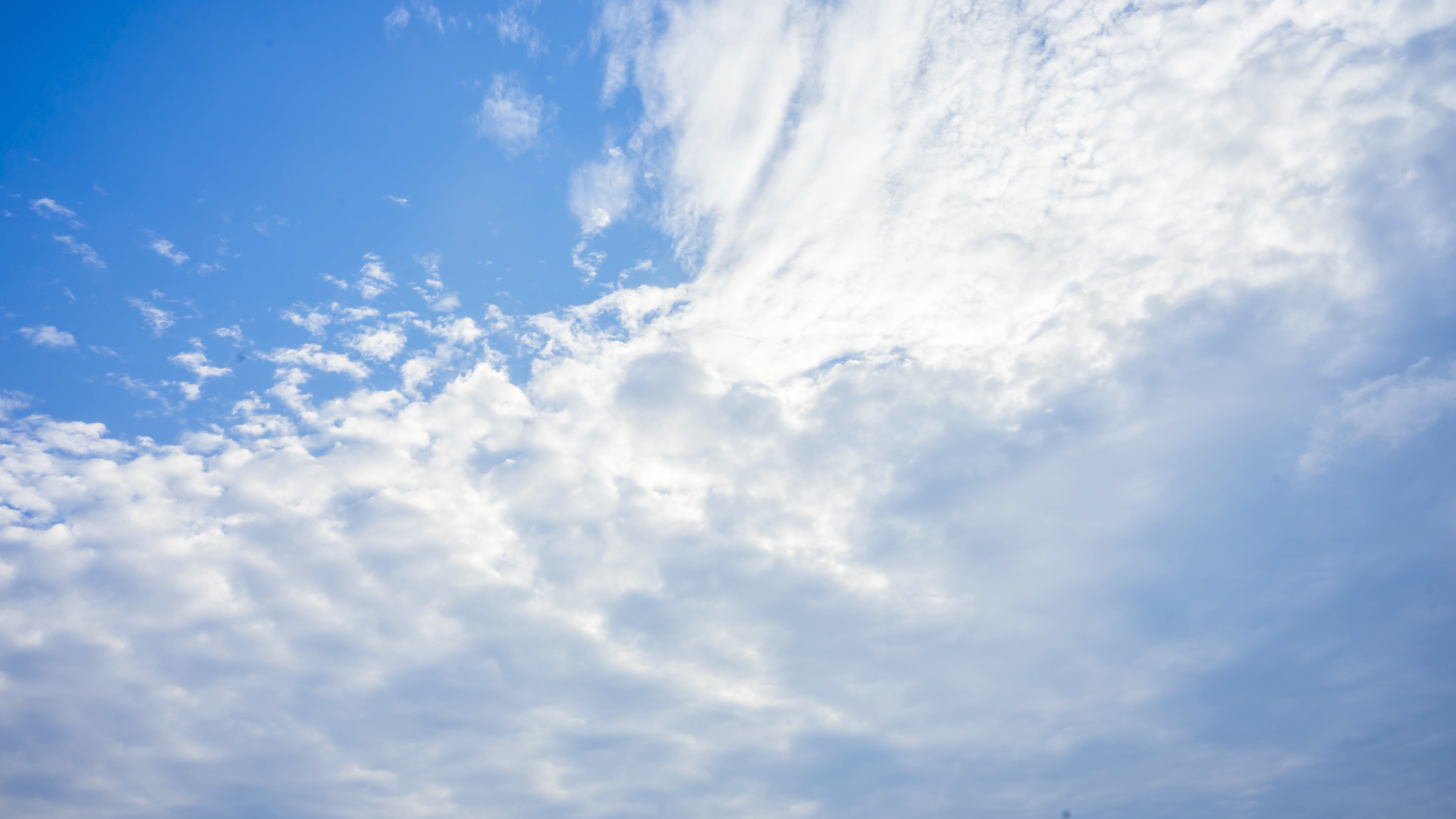 4K实拍蓝天白云多云天气云朵延时摄影视频的预览图