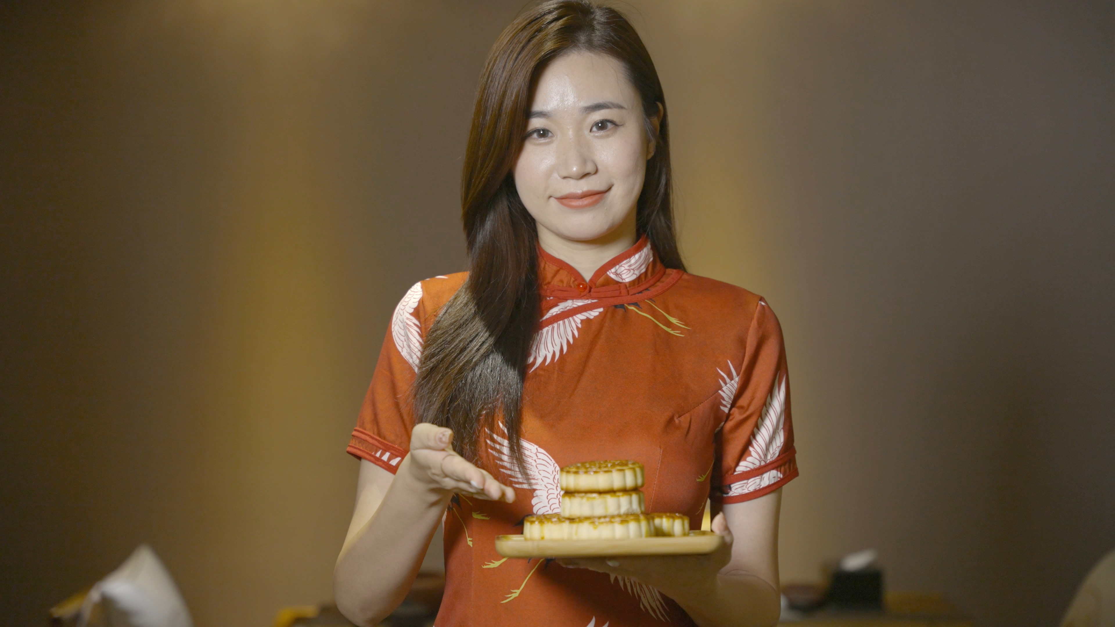 4K中式旗袍少女展示中秋月饼视频的预览图