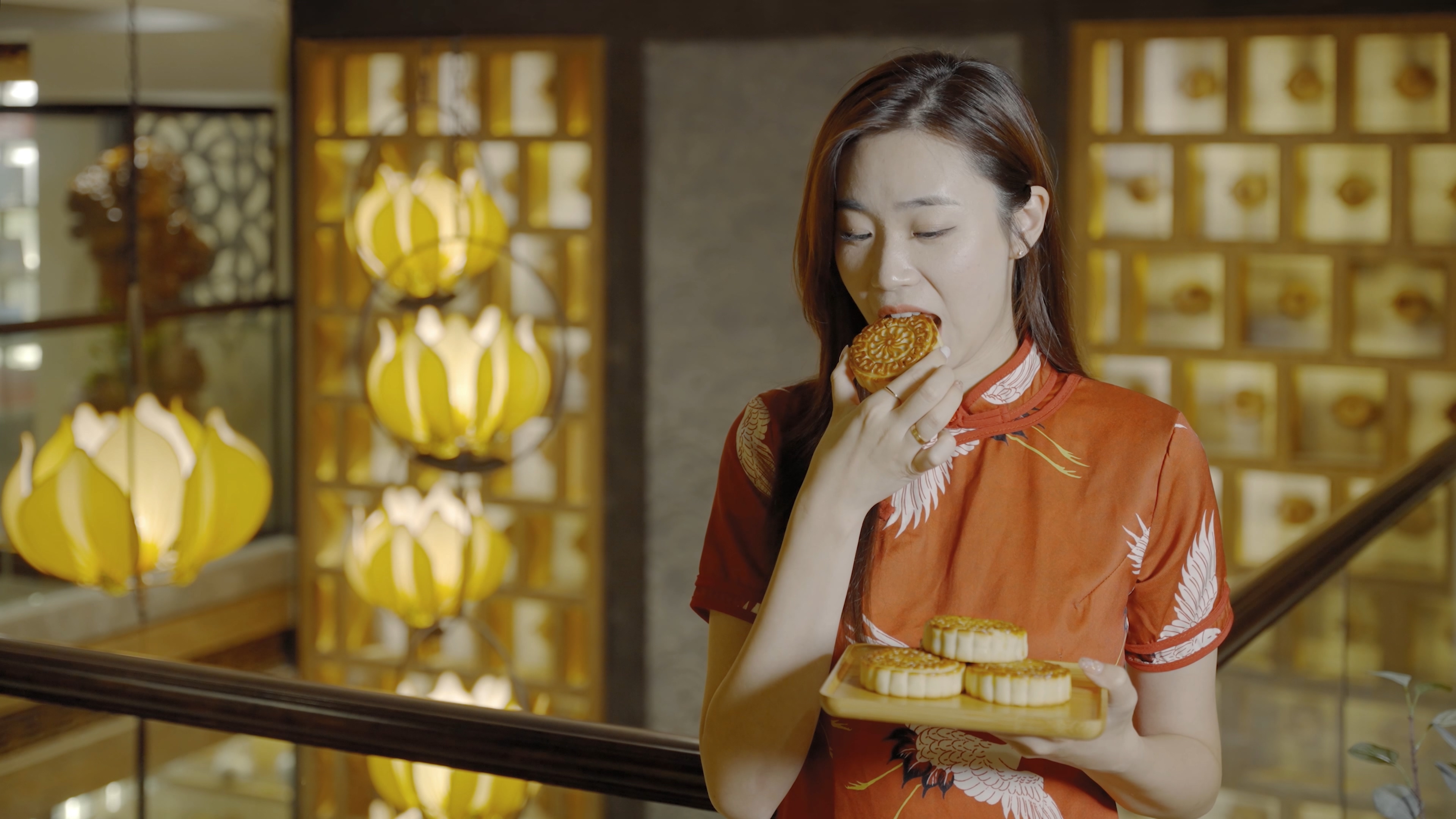 4K中秋节美女品尝月饼糕点视频的预览图