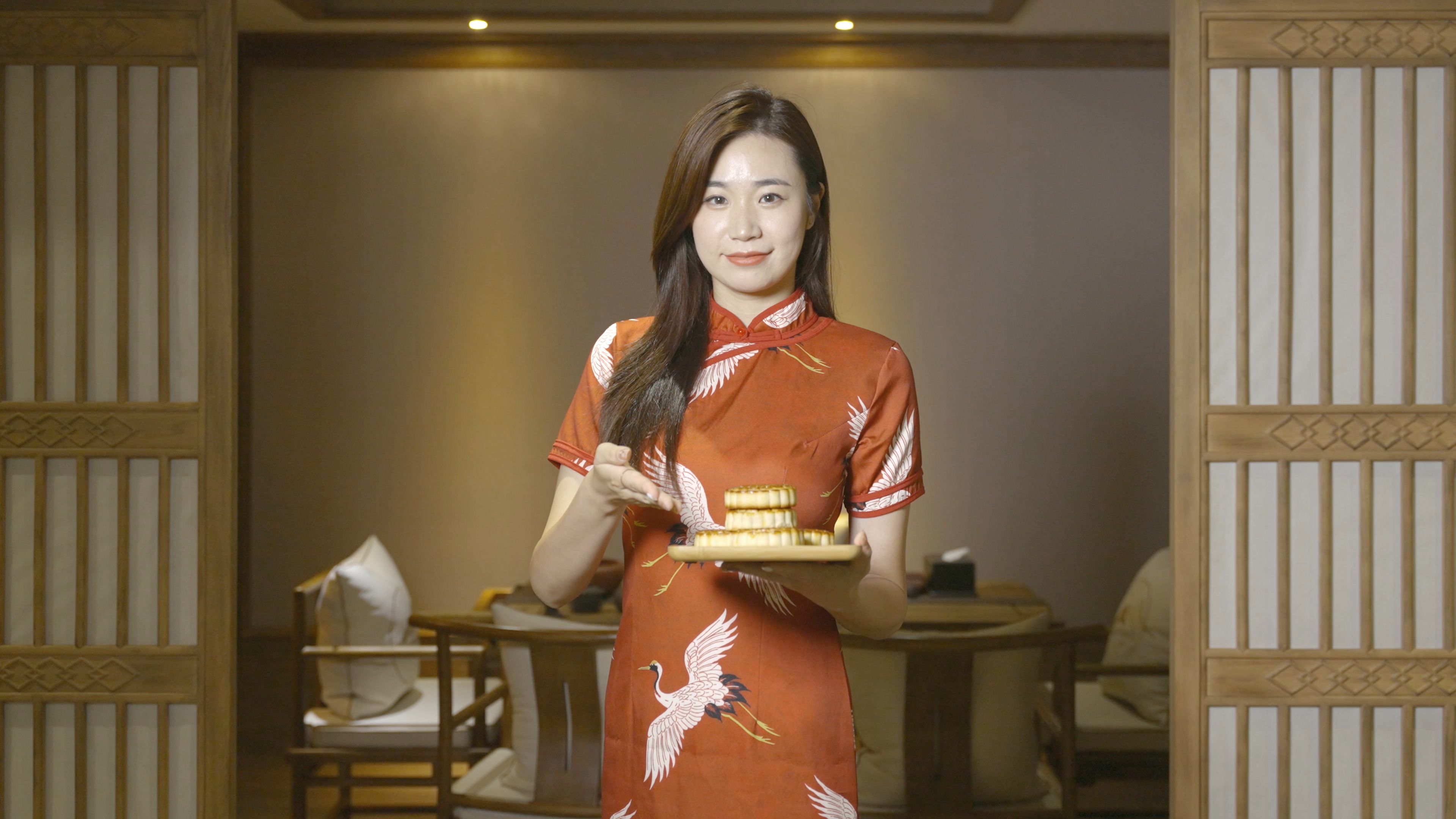 4K旗袍美女展示托盘月饼视频的预览图