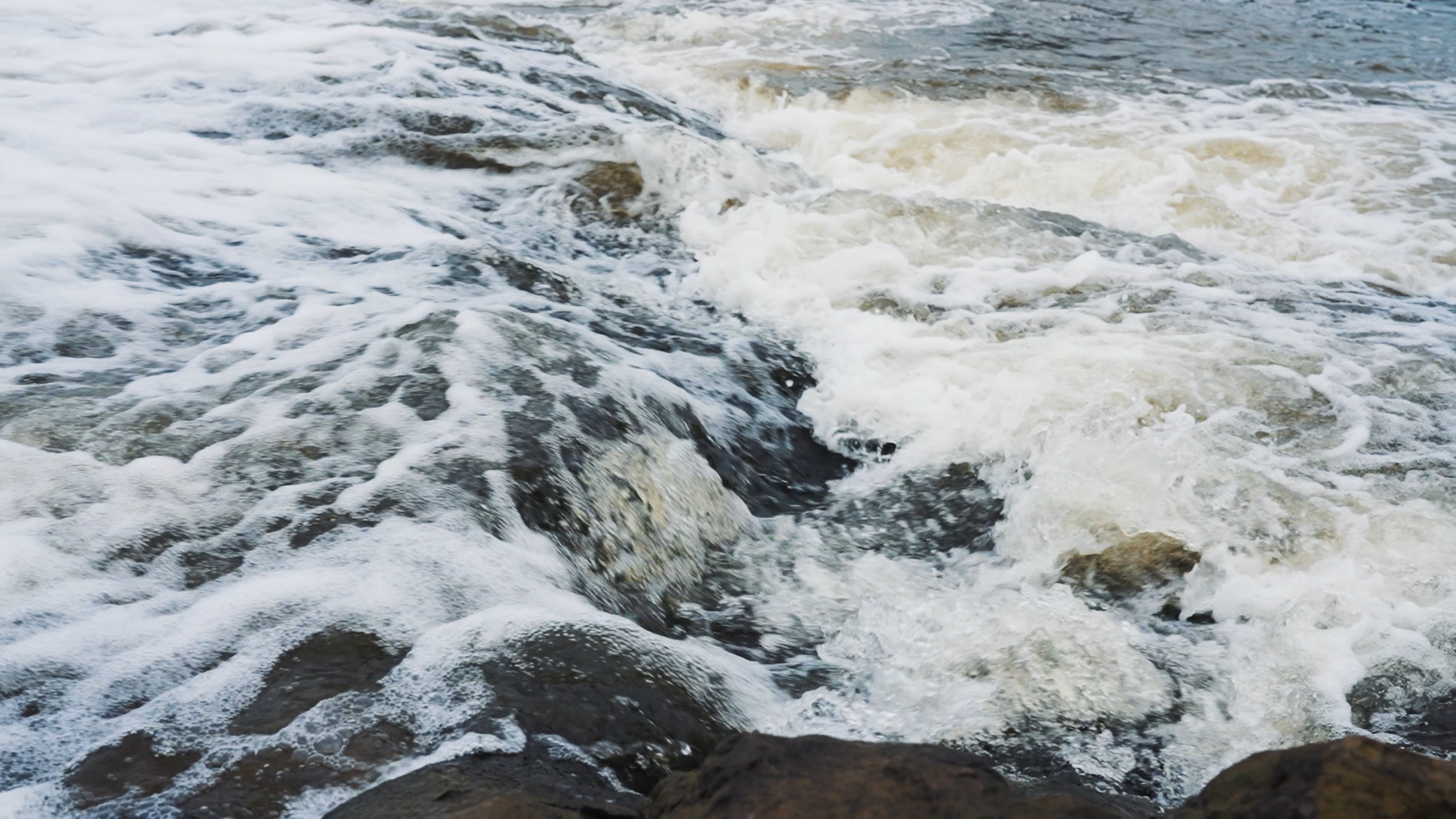 4k升格汹涌崩腾的河水水花自然风景空镜视频的预览图