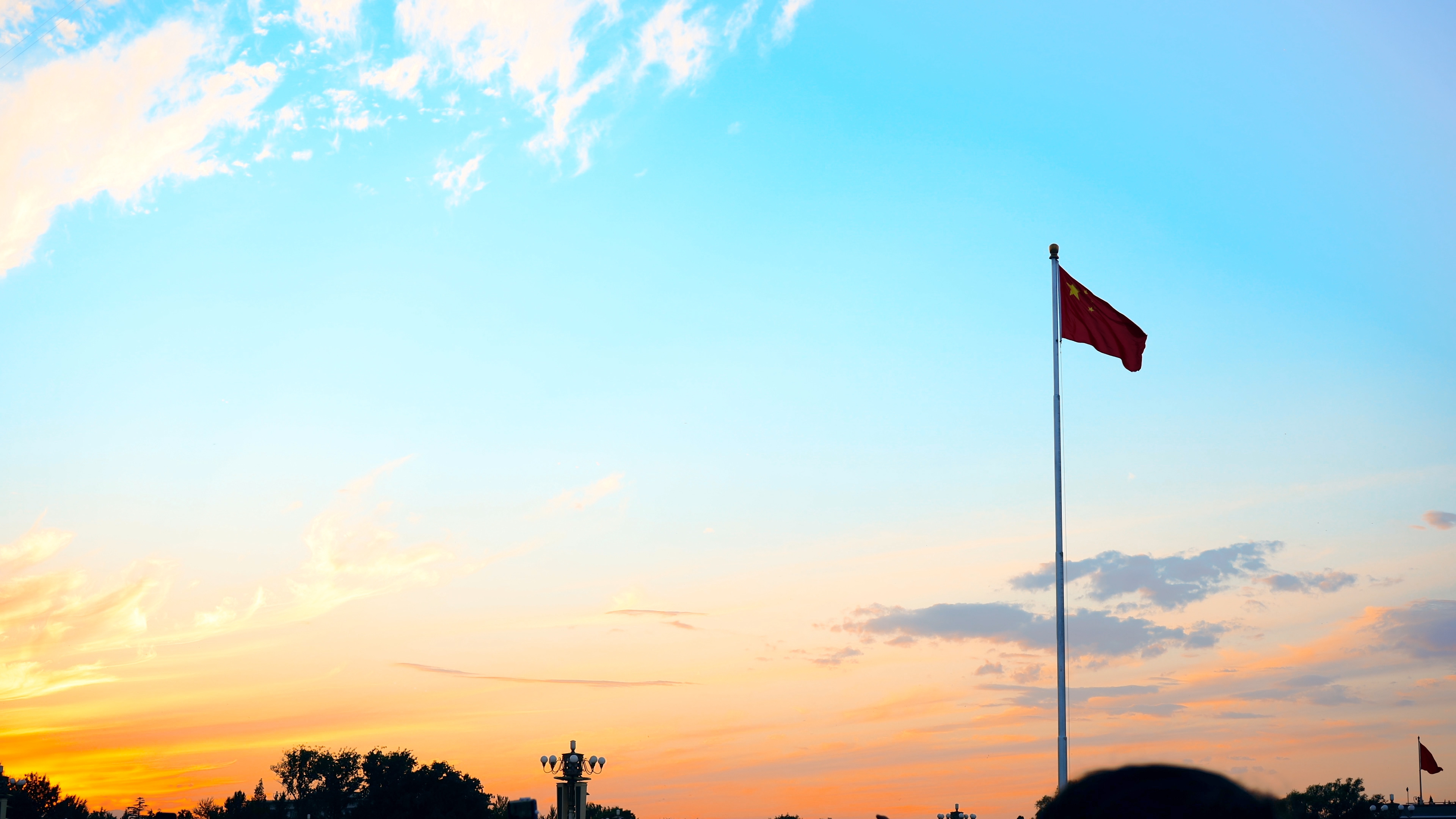 4K实拍北京天安门广场行人观看红旗飘扬视频的预览图