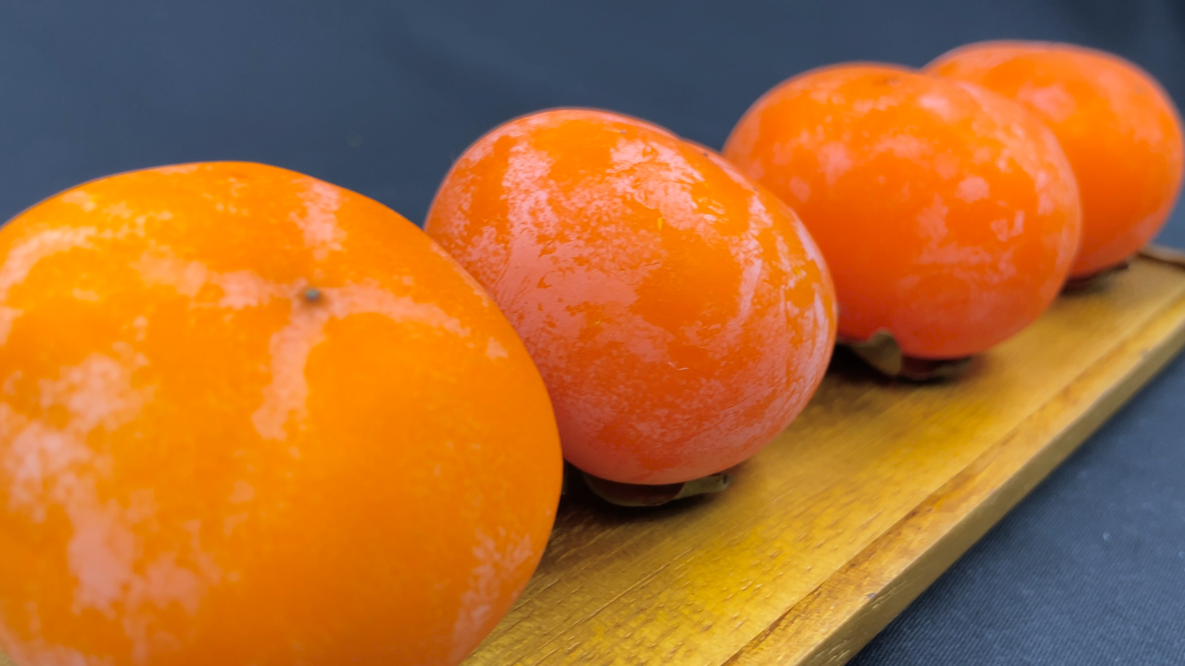 4K实拍美食水果柿子红色柿子果实视频的预览图