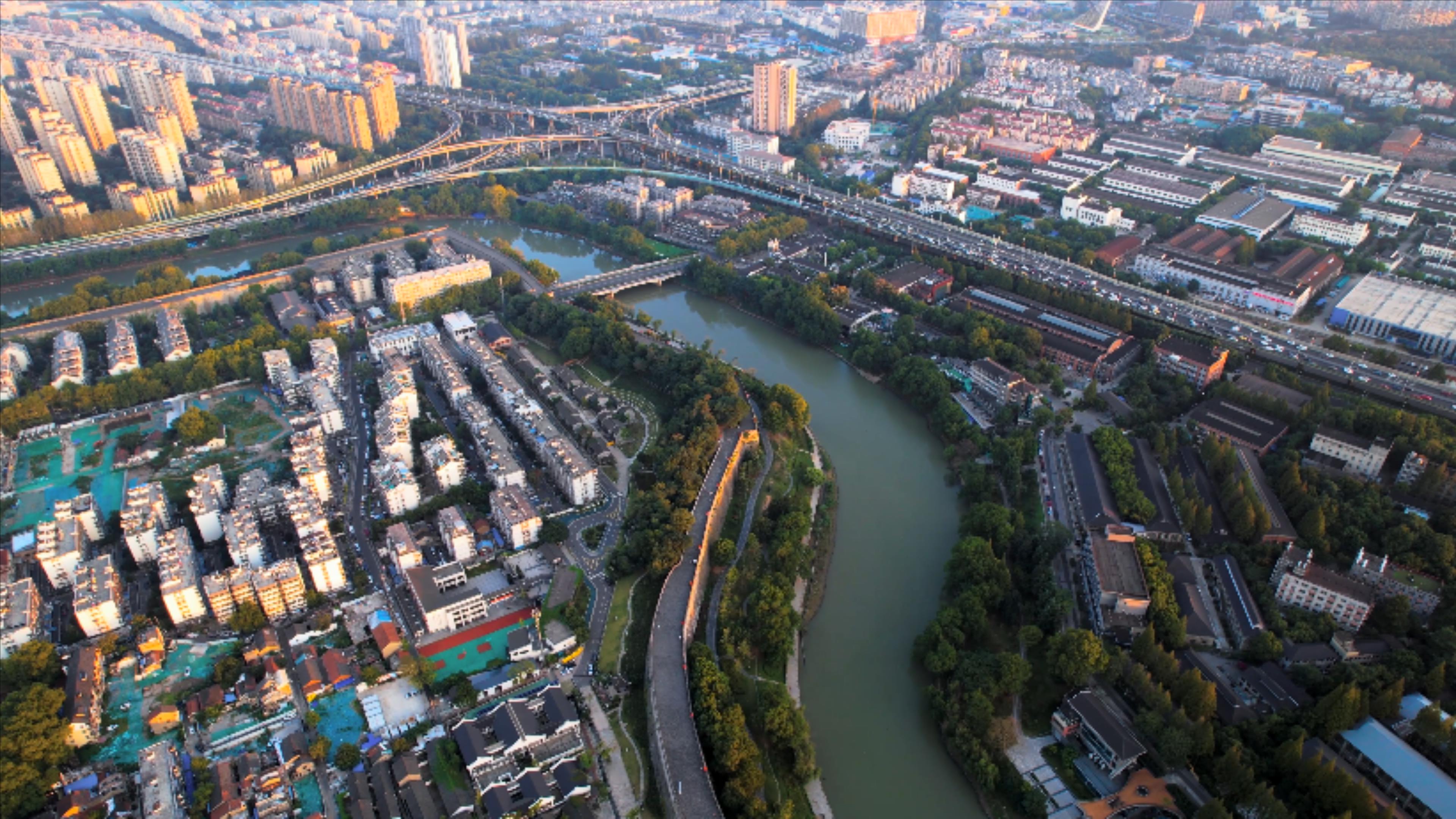4K航拍南京市地标母亲河秦淮河视频的预览图