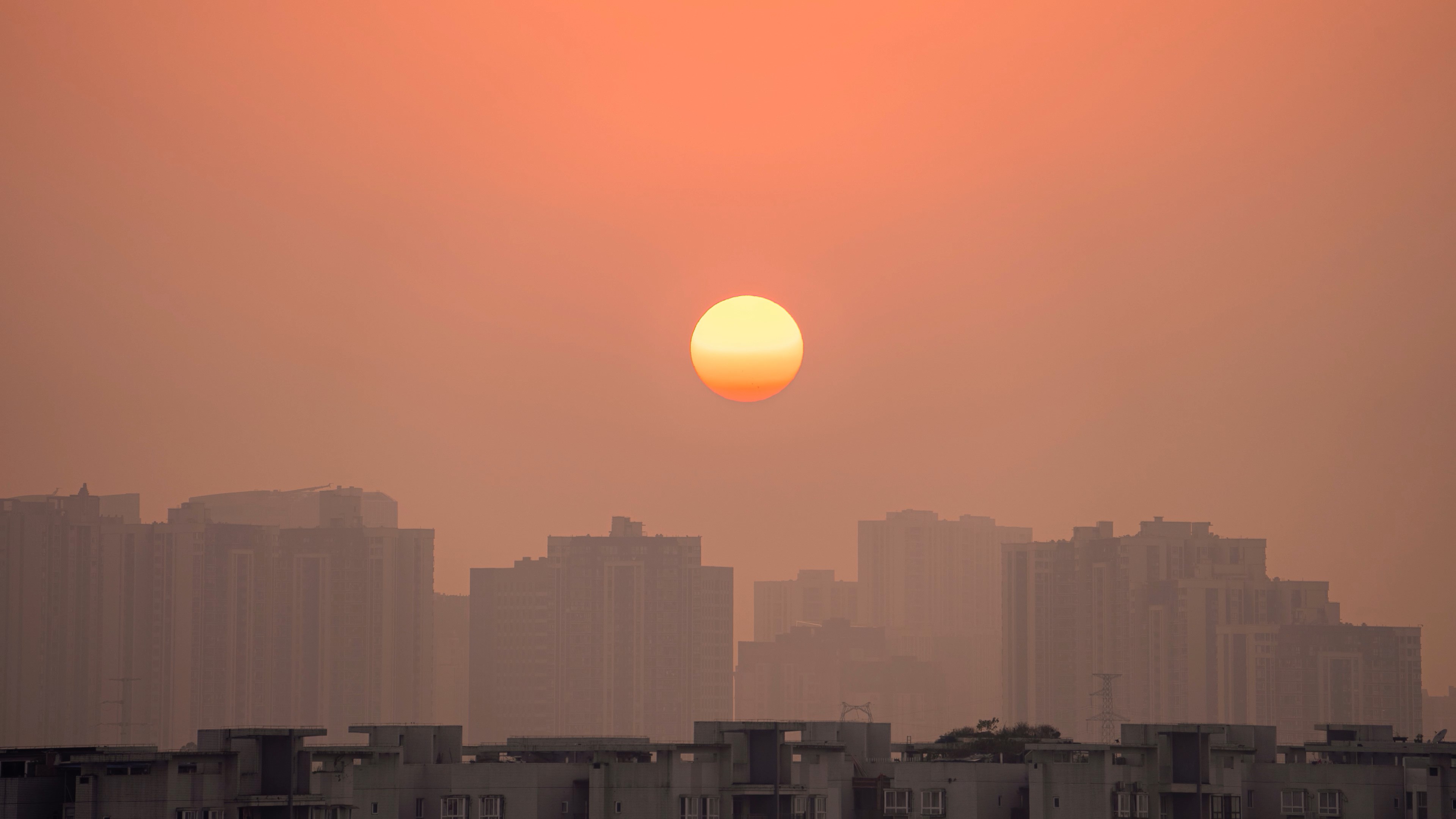 4k城市日落特写太阳落下延时摄影视频的预览图