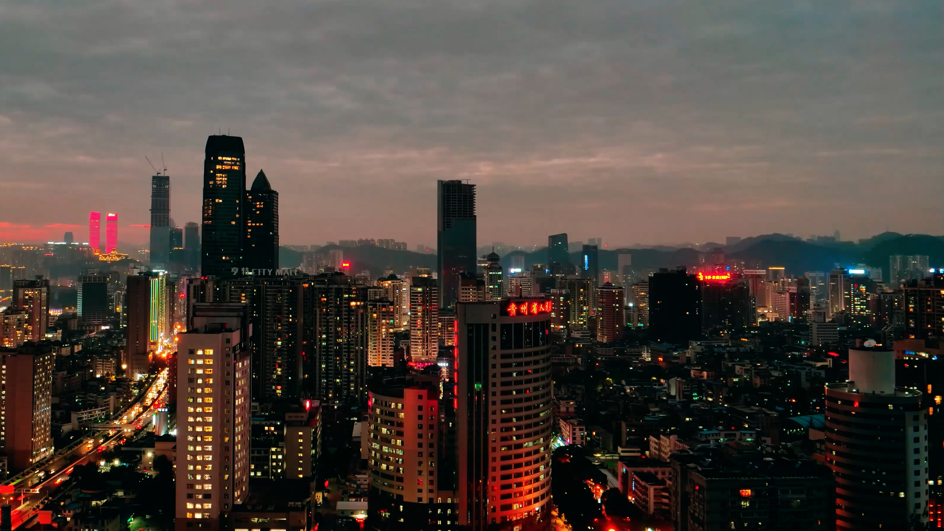 4K延时拍摄城市夜景车流灯光视频的预览图