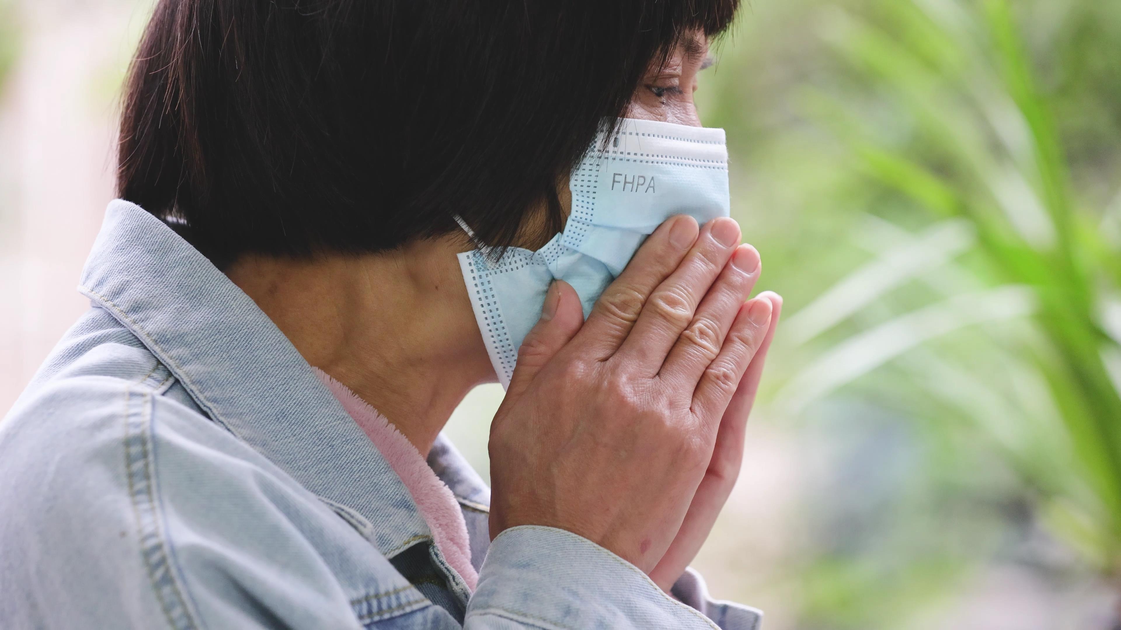 4K实拍老年人女性感冒戴口罩咳嗽喉咙痒视频的预览图