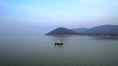 4K航拍湖中帆船江南意境美景视频的预览图