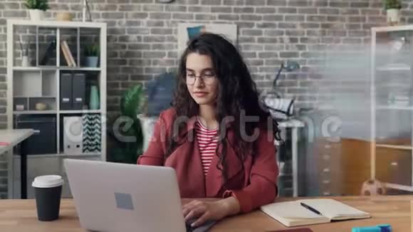 减少年轻女士在共享办公室使用笔记本电脑的时间流逝视频的预览图