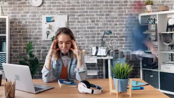 沮丧的女员工因办公室头痛而窒息的时间流逝视频的预览图