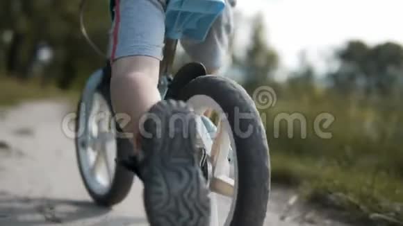 男孩骑自行车跑步视频的预览图