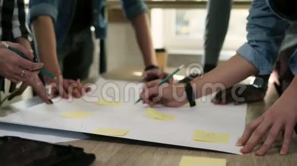 商业团队集思广益计划步骤黄色贴纸指向桌子写笔记营销计划视频的预览图