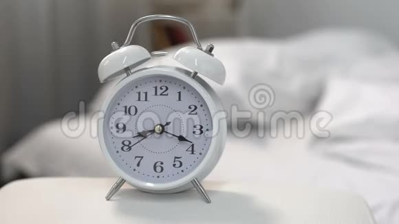 早上闹钟响起床时间日常事务项目截止时间视频的预览图