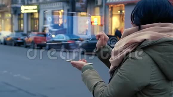 站在大街上无法辨认的女人将HUD全息图与文本5G交互视频的预览图