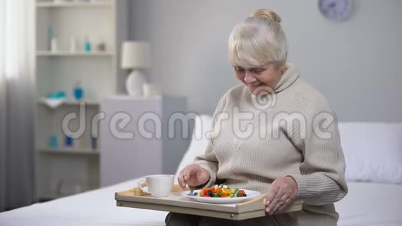 微笑的老妇人在养老院吃晚餐老年人的社会保障视频的预览图