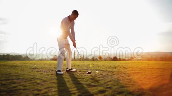 打高尔夫运动视频的预览图