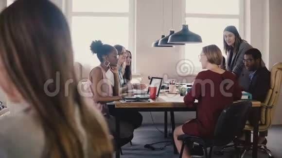 快乐女商务教练为员工提供指导小组团队合作在办公室董事会会议4K视频的预览图