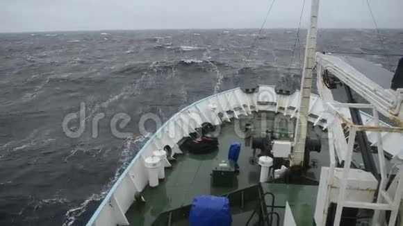 这艘船在海上遭遇风暴视频的预览图