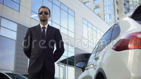 私人司机会议为女老板打开车门保镖职责视频的预览图