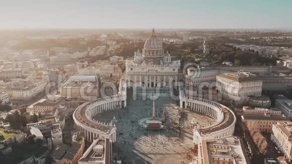 建立梵蒂冈城的空中拍摄拥挤的圣彼得广场视频的预览图