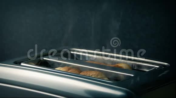 烤面包机里烧烤面包视频的预览图