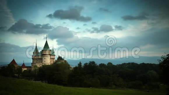 4K超高清4096x2304px风暴云聚集在Bojnice城堡上空视频的预览图