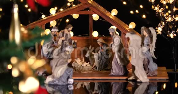 耶稣基督圣诞场景圣诞树附近有大气灯视频的预览图
