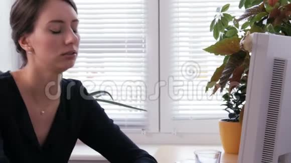 加班年轻妇女在办公室工作中精疲力竭感到沮丧视频的预览图