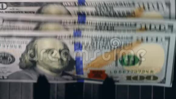 纸币在柜台上移动在机器上检查视频的预览图