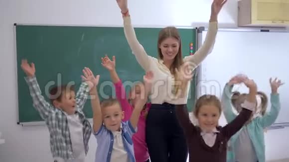 小学时一群小朋友玩蹦乱跳挥舞着手靠近老师的背景板视频的预览图