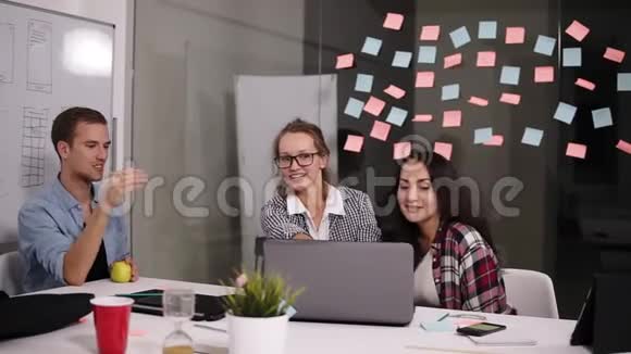 快乐成功的年轻人商业团队在他们笑着为他们在项目中的成功欢呼的时候会给他们一个高姿态视频的预览图