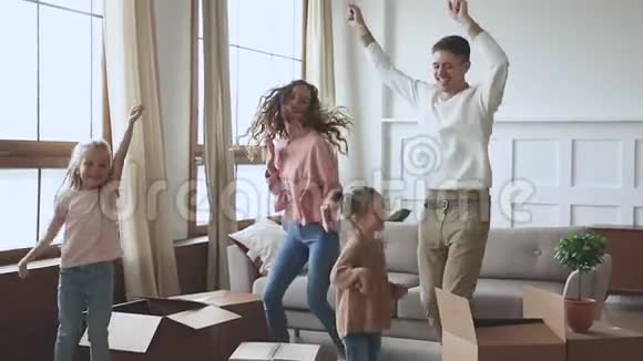 快乐的父母和孩子跳舞庆祝活动日慢动作视频的预览图