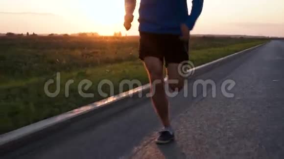 运动员在日落时慢跑视频的预览图