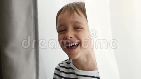 笑孩子的肖像一个可爱的男孩看着相机表现出快乐和幸福幼儿情绪视频的预览图