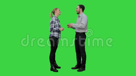 一对情侣站在绿色屏幕上交谈笑Chroma键视频的预览图