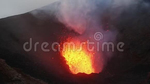活火山火山口熔岩湖喷发红色炽热熔岩气体灰烬蒸汽视频的预览图