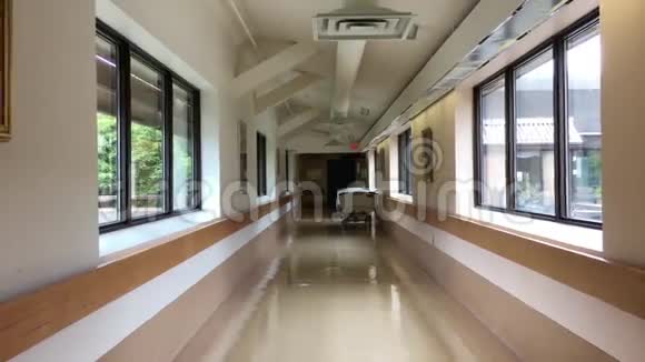 明亮的医院走廊视野视频的预览图