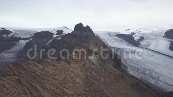冰岛山顶上的徒步旅行者视频的预览图