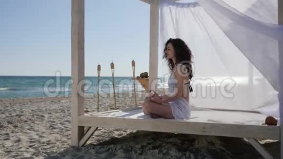 暑假深呼吸的女孩在海岸海洋女人冥想到海滩女人做瑜伽到河堤视频的预览图