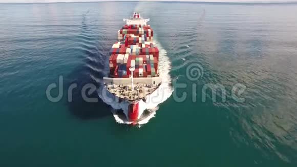 4集装箱货船在海上航行海水在4k视频的预览图