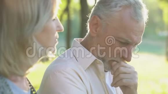 退休妇女接受生病的丈夫支持和照顾家庭团聚视频的预览图