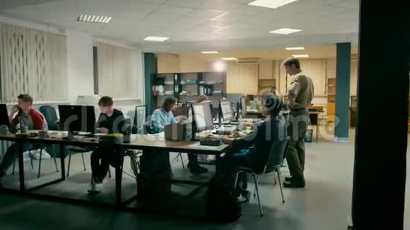 雇员正在电脑公用办公桌开放空间办公室工作视频的预览图